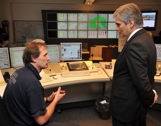 Vorschau Bild von Am Christtag, Freitag, den 25. Dezember2009 besuchte Bundeskanzler Werner Faymann die Zentralwache der Wiener Feuerwehr am Hof um den symbolischen Dank und Anerkennung f Dienst an der Allgemeinheit zu Weihnachten zum Ausdruck zu bringen. Im Bild BK Faymann in der Leitstelle. FOTO: HOPI-MEDIA / BERNHARD J. HOLZNER