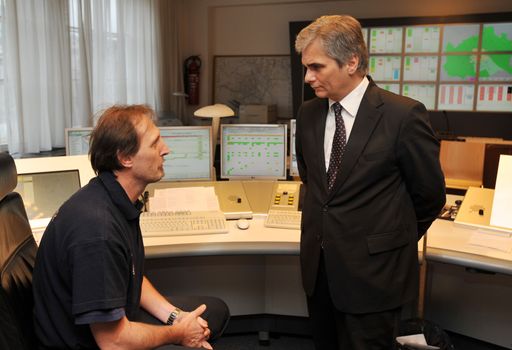 Vorschau Bild von Am Christtag, Freitag, den 25. Dezember2009 besuchte Bundeskanzler Werner Faymann die Zentralwache der Wiener Feuerwehr am Hof um den symbolischen Dank und Anerkennung f Dienst an der Allgemeinheit zu Weihnachten zum Ausdruck zu bringen. Im Bild BK Faymann in der Leitstelle. FOTO: HOPI-MEDIA / BERNHARD J. HOLZNER