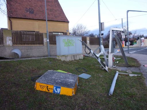 gesprengte Telefolzelle in Wien/Liesing Ecke Endemanngasse/Ludwig Kirschner Gasse - 
Abdruck frei