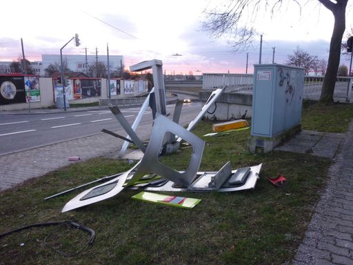 Vorschau Bild von gesprengte Telephonzelle
Abdruck frei