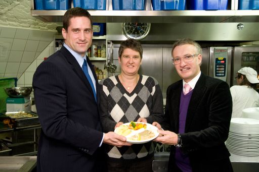 Im Bild v.l.n.r.: Robert Jung (Country Manager Nordsee), Martina Pint (Leiterin Gruft), Werner Binnenstein-Bachstein (Geschäftsführer Caritas der Erzdiözese Wien)