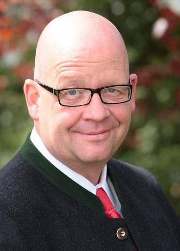 Mit einer fundamentalen Neuausrichtung der 2008 in die Verlustzone geratenen Tirol Milch startet die neue Geschäftsführung unter Leitung des international erfahrenen Molkerei-Managers Carl-Albrecht Benker (47 Jahre) in das nächste Jahr.