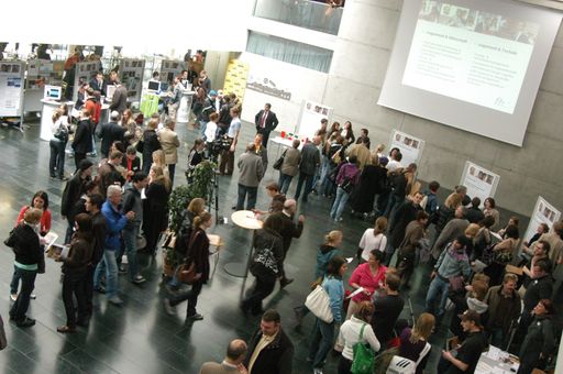  Interessierte an einem Bachelor- oder Masterstudium haben am 16.1.2010 von 9 bis 15 Uhr beim "Open House" der FH Kufstein Gelegenheit, die Fachhochschule mit ihrem vielseitigen Studienangebot kennen zu lernen.