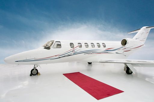  Im gediegenen Ambiente einer Citation II des Anbieters Call & Fly erfolgt die Beförderung der Gäste von Wien Schwechat nach Salzburg. Dort stehen zwei Helikopter zum Direkttransfer zur Weißwurstparty bereit.