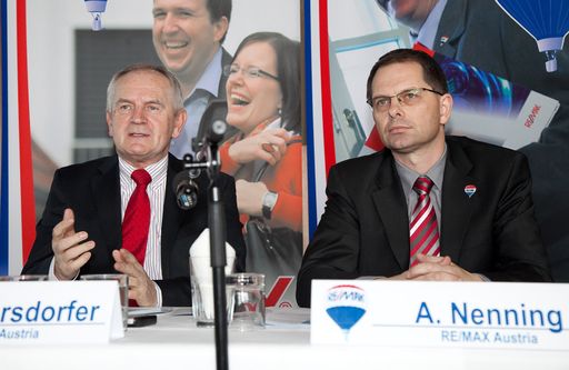  http://pressefotos.at/m.php?g=1&u=66&dir=201001&e=20100107_a&a=event
Im Bild v.l.n.r.: Alois Reikersdorfer (GeschäftsführungRE/MAXAustria), Mag. Anton Nenning (ManagingDirector RE/MAXAustria)