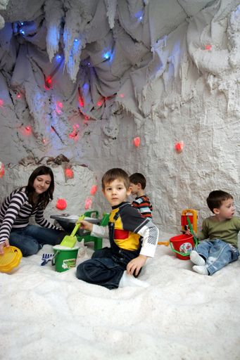Vorschau Bild von Während der Kinder-Sessions im oceaneum dürfen die Kleinsten nach Lust und Laune im Salz spielen.
