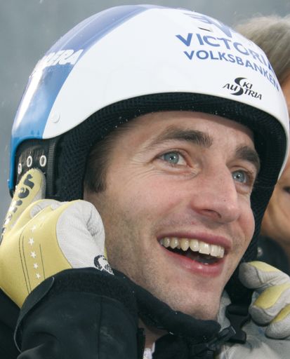 Vorschau Bild von Wolfgang Loitzl freut sich über den neuen Helm im Look der VICTORIA-VOLKSBANKEN Versicherung.