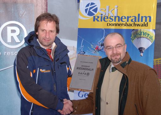  Gemeinsam zum Wohle der Wintersportler - Riesneralm GF Erwin Petz u. Alpgarant GF Alexander Bauer