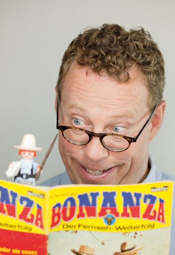 Vorschau Bild von Herbert Steinböck spielt in Bonanza - Eine Irritation alle Rollen: Die Guten, die Bösen und den ganzen verdammten Rest. (Am meisten freut er sich schon auf die Rolle des Koches Hop Sing). Herbert Steinböck entführt sein Publikum auf die Ponderosa-Ranch und erzählt all das, was uns die Erfolgsserie aus den 60er Jahren verheimlichte.