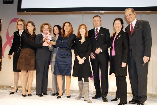  Elisabeth Mattes, Unternehmenssprecherin A1; das Gewinnerteam: Krankenschwester Anita Wieser; Stationsschwester Barbara Litscher; Dr. Kerstin Frank; Dr. Florentia Peintinger; Isabelle Huppert, französische Schauspielerin; Dr. Hannes Ametsreiter, Generaldirektor mobilkom austria und Telekom Austria; Gabriele Heinisch-Hosek, Bundesministerin für Frauen und öffentlichen Dienst; Prof. Paul Sevelda, Präsident der Österreichischen Krebshilfe (v.l.n.r.)