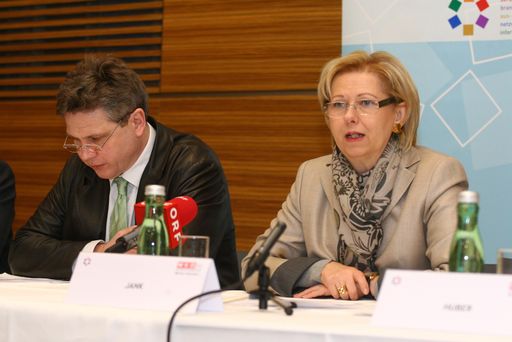  v.l.n.r.: Prof. Hans Henrik Knoop (Universität Aarhus, Dänemark), Brigitte Jank (Präsidentin Wirtschaftskammer Wien)