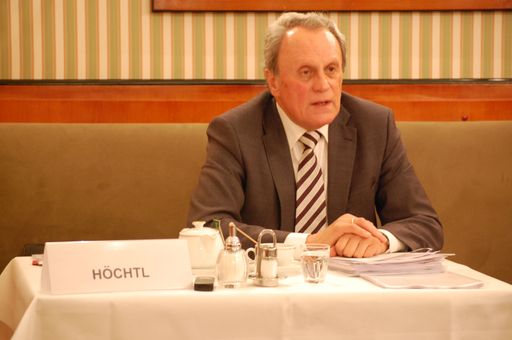  Prof. Dr. Josef HÖCHTL präsentiert seine neueste Publikation, die anlässlich des 20. Jahres der Existenz der "Österreichischen Gesellschaft für Völkerverständigung" veröffentlicht wird.