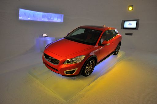  Im Showiglu des Volvo ICE CAMP glänzt der neue Volvo C30 als fixer Fotopunkt für die beeindruckten Gäste.