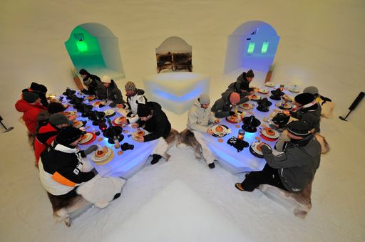 Vorschau Bild von Die Übernachtungsgäste erwartet das traditionelle Tatarenhut-Essen an den großen Eistischen.