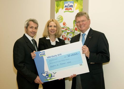  Die NÖM AG, die Niederösterreichischen Molkereien, vertreten durch Herrn Mag. Alfred Berger (li), Vorstandssprecher und Frau Claudia Schober, Marketingleiterin übergeben heute einen Scheck im Wert von 10.000 Euro an Dr. Wolfgang Kopetzky, Generalsekretär des Österreichischen Roten Kreuzes.