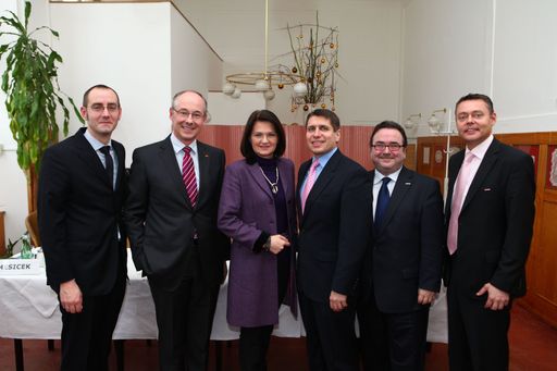 v.l.n.r.: Roman Mesicek, GF respACT abcsd, KR Martin Essl, bauMax Vorstand, Gertrude Schatzdorfer, Schatzdorfer Gerätebau, IV-GS Markus Beyrer, Diakonie-Direktor Michael Chalupka, Christoph Schneider, Leiter Abt. Wirtschaftspolitik, WKÖ