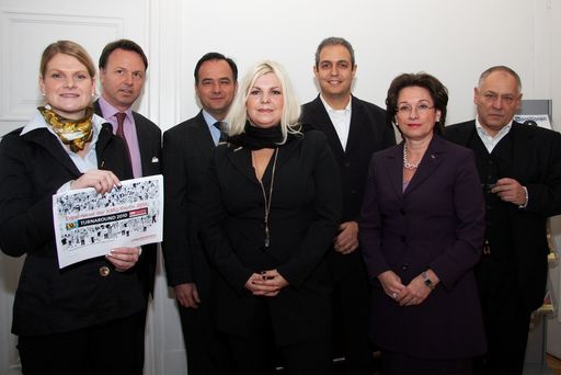  http://pressefotos.at/m.php?g=1&u=43&dir=201001&e=20100120_k&a=event
V.l.n.r. Mag. Birgitta Wallner (YouGovPsychonomics), Mag. Nikolaus Kimla (GO AHEAD!), Peter Hirschfeld (UIK austria), Sandra Otto (UIK austria), Bela Virag (Bereichsleiter Business Marketing T-Mobile Austria), Komm.-Rat Margarete Kriz-Zwittkovits (Österreichischer Gewerbeverein) und Dr. Othmar Hill (Hill International GmbH)
