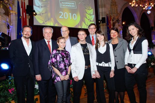  (In der hinteren Reihe, v.l.n.r.:) Ö3-Wecker-Moderator Robert Kratky, Rudolf Hundstorfer, Bundesminister für Soziales und Konsumentenschutz, Frank Hensel, Vorstandsvorsitzender der REWE International AG, Werner Wutscher, Vorstand der REWE International AG, Renate Brauner, Wiener Vizebürgermeisterin und (in der vorderen Reihe:) vier erfolgreiche Lehrlinge.