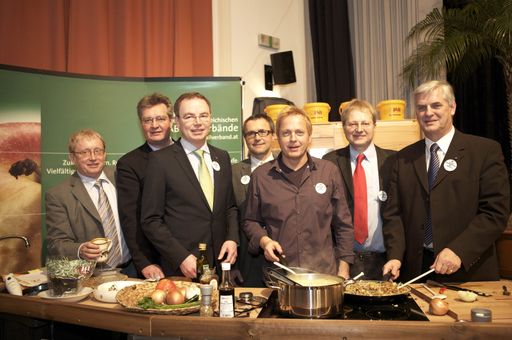  Restlküche vom Feinsten, zubereitet von Küchenchef Alois Mattersberger (3. V. re.) kosteten Verbändepräsident Alfred Weidlich, Helmut Hums und Herbert Ferschitz (Obmann bzw. GF Abfallverband Baden), Umweltlandesrat Stephan Pernkopf, Nationalrat Christoph Kainz und Projektleiter Manfred Kowatschek