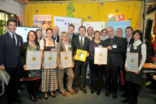 Vorschau Bild von alle ausgezeichneten Tourismusbetriebe Österreichs mit BM DI Berlacovich