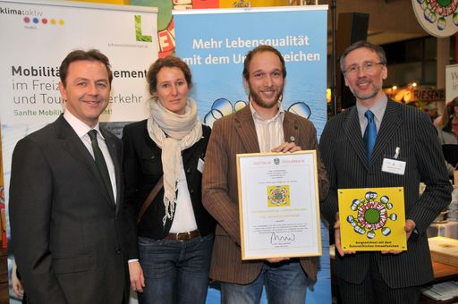  Im Rahmen der Wiener Ferienmesse am 14. Jänner 2010 überreichte Bundesminister DI Niko Berlakovic dem jungen Mieminger Gastronom René Föger das Österreichische Umweltzeichen für besondere umwelttechnische Anstrengungen.