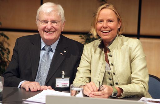  v.l.n.r.: KR Johann Schenner, Obmann der Bundessparte Tourismus und Freizeitwirtschaft, WKÖ; Dr. Petra Stolba, Geschäftsführerin der Österreich Werbung