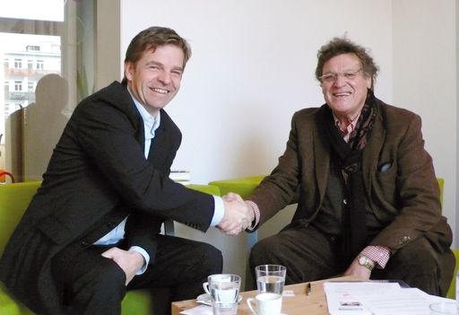  Mag. Christian Moser, Geschäftsführer von SOS-Kinderdorf und Dipl.-Ing Othmar Kronthaler, Geschäftsführer Skiliftgesellschaft Hochfügen bei der Vertragsunterzeichnung im Dezember 2009. (v.l.n.r)