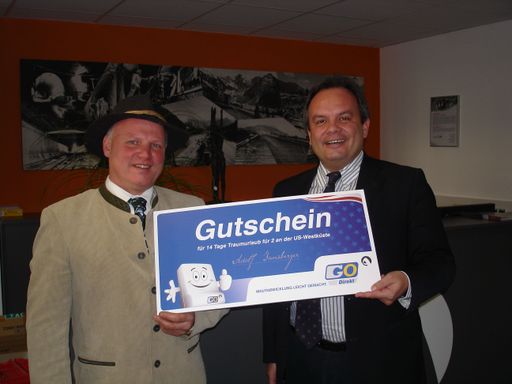 Herr Tanzberger freut sich über den Hauptpreis des GO Direkt Gewinnspiels, eine Reise für zwei Personen nach San Francisco..v.l.: Adolf Tanzberger (GF Tanzberger Reisen GmbH), Dr. Josef Fiala (GF ASFINAG Maut Service GmbH).