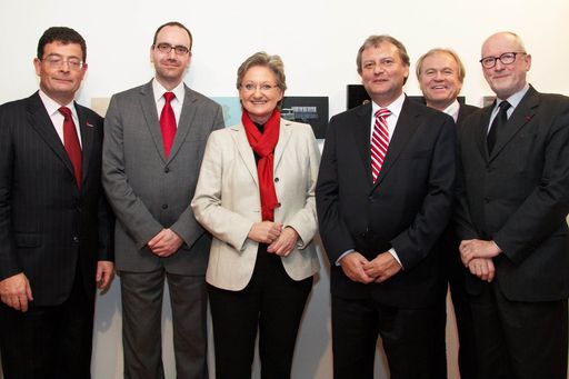 http://pressefotos.at/m.php?g=1&u=43&dir=201001&e=20100126_e&a=event
Preisträgerausstellung des "Esterházy Kunstpreis Ungarn 2009 - im Bild v.l.n.r. Dr. Stefan Ottrubay (Generaldirektor Esterházy Privatstiftung), Dr. Márton Méhes (Direktor des Collegium Hungaricum), Dr. Claudia Schmied (Bundesministerin für Bildung, Kunst und Kultur), Dr. István Hiller (ungarischer Minister für Bildung und Kultur), Dr. Konstantin Klien (Generaldirektor Uniqa) und Dr. Lóránd Hegyi (Kurator der Ausstellung)