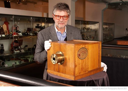 Der 'Daguerreotype' von 1839, die erste kommerziell hergestellte Kamera, mit Peter Coeln, dem CEO von WestLicht Photographica Auction in Wien. Die Kamera wird am 29. Mai 2010 versteigert. Der Schätzpreis beträgt 500.000-700.000 Euro. www.westlicht-auction.com.