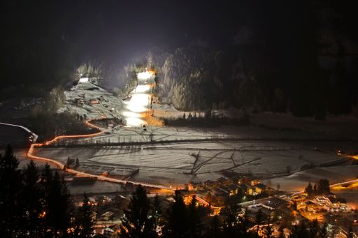 Extravagante Schneeakrobatik gepaart mit stimmungsvoller Musik und dem Herzblut der Region: Das ist "SKIZZO - Die verrückte Skishow".