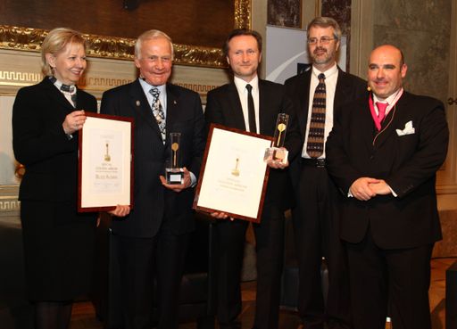 Vorschau Bild von Golden Arrow-Verleihung (V.l.n.r.): Wiener Wirtschaftskammerpräsidentin KommR Brigitte Jank, Appolo 11 Pilot Buzz Aldrin, Thomas Kloibhofer, CEO, Competence Call Center, Martin Eberhard, Gründer Tesla Motors, und David Ungar-Klein, Initiator Wiener Kongress com.sult.