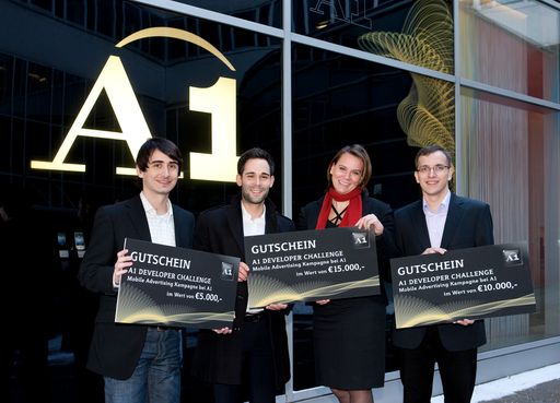 Claudia Winkler, Bereichsleiterin Marketing bei mobilkom austria, mit den Gewinnern der A1 Developer Challenge: Klemens Zleptnig / creative workline, Harald Weinberger / mobile agreements und Sead Ahmetovic / yasssu (v.l.n.r.)