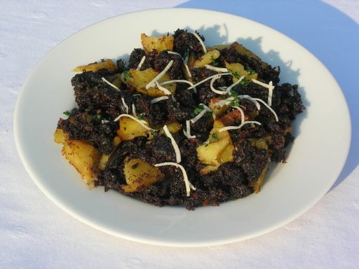 Vorschau Bild von Mit minimalem Aufwand - direkt aus der Packung in die Pfanne, und dort mit etwas Öl knusprig angebraten - kann nun jeder innerhalb weniger Minuten ein knuspriges Blunzngröstl zubereiten. Hergestellt aus der "Tullnerfelder Kaiserblunzn" und Weinviertler Erdäpfeln enthält das "Kaiserblunzngröstl fix und fertig" keinerlei Zusatzstoffe.