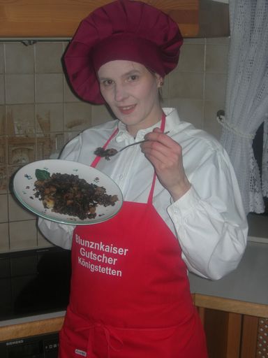 Vorschau Bild von Sonja Gutscher verkostet mit großer Freude das fertige Blunzngröstl. Die Fleischerei Blunznkaiser wird bereits in der 4. Generation als Familienbetrieb geführt und setzt erfolgreich auf die Weiterentwicklungtraditioneller Rezepte.