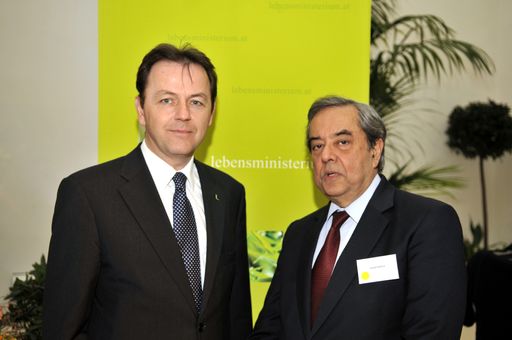Umweltminister Berlakovich mit dem Präsidenten vom Club of Rome Ashok Khosla bei der zweitägigen Konferenz zum Thema "Wachstum im Wandel".