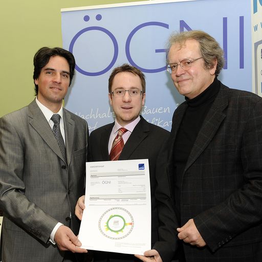 von links nach rechts: Ralph Scheer (Drees & Sommer), Präsident Philipp Kaufmann (ÖGNI) und Univ.Prof. Martin Treberspurg (BOKU).