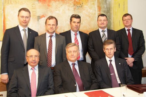 http://pressefotos.at/m.php?g=1&u=43&dir=201001&e=20100129_a&a=event
V.l.n.r. Evgeny Dorot (stellvertretender Generaldirektor der russischen Bahn, Mitglied des Aufsichtsrates Alpine-RZDstroy GmbH), Ing. Dietmar Aluta-Oltyan (Miteigentümer und Aufsichtsvorsitzender der ALPINE), Christian Trattner (Geschäftsführer ALPINE Bau GmbH, Mitglied des Aufsichtsrates Alpine-RZDstroy GmbH), Vladimir Yakunin (Präsident der russischen Eisenbahn), Roman Esterbauer (Geschäftsführer ALPINE Bau GmbH, Mitglied des Aufsichtsrates Alpine-RZDstroy GmbH), Michael Goncherov (Berater des Präsidenten der russischen Bahn), Oleg Toni (Vizepräsident der russischen Bahn, Mitglied des Aufsichtsrates Alpine-RZDstroy GmbH) und Andreas Schökel (Geschäftsführer Alpine-RZDstroy G