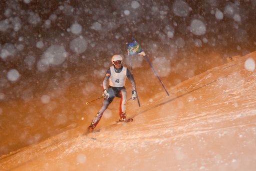 Vorjahressieger Toni Zangerl von der Tiroler Tageszeitung trotzte Wind und Schnee und zeigte wie gewohnt vollen Körpereinsatz.