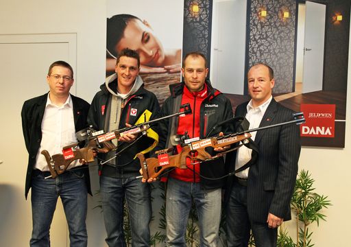  http://pressefotos.at/album/1/54/201001/20100129_d/
im Bild v.l.n.r.: Ing. Horst Kögl (Geschäftsführer Vertrieb und Marketing JELD-WEN DANA Türen GmbH Österreich), Fritz Pinter (Biathlet Österreichisches Nationalteam), Daniel Mesotitsch (Biathlet Österreichisches Nationalteam), Mag. Helmut Klausner (Vorsitzender der Geschäftsführung JELD-WEN DANA Türen GmbH Österreich)