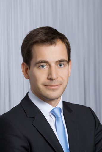  Mit Jänner 2010 übernahm Mag. Clemens Böhmer (32) die Funktion des Vorstandsassistenten und unterstützt Dr. Hannes Ametsreiter damit in seiner Funktion als Generaldirektor mobilkom austria und Telekom Austria. Der studierte Betriebswirt zeichnet für die Entwicklung und Umsetzung strategischer Projekte verantwortlich.