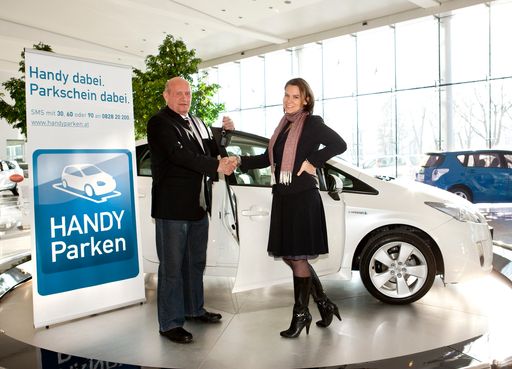  Claudia Winkler, Bereichsleiterin Marketing bei mobilkom austria, gratuliert Franz Pieber aus Wien zum Gewinn des Toyota Prius Vollhybrid.