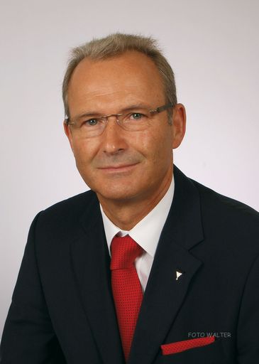  Wolfgang Winkler (55), seit 1991 Leiter des Bankenvertriebes der VICTORIA-VOLKSBANKEN Versicherung (VV) in Oberösterreich, übernahm mit Jahresbeginn die alleinige Leitung der VV-Regionaldirektion OÖ