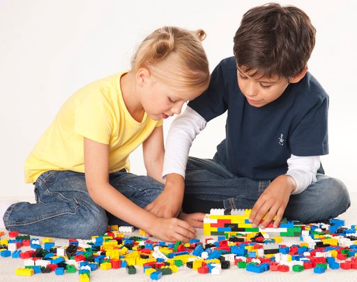 Vorschau Bild von LEGO GmbH gibt neues Rekordergebnis bei der Internationalen Spielwarenmesse in Nürnberg bekannt. Mit einer Umsatzsteigerung von 231,6 auf 265,5 Millionen Euro ist das Unternehmen erneut Marktführer im Bereich der traditionellen Spielwaren in allen zentraleuropäischen Ländern. Mit einem Umsatzplus von 14 Prozent erhöht sich der Marktanteil in Deutschland von 13,4 auf 14,5 Prozent, in Österreich von 14,3 auf 15,5 Prozent und in der Schweiz von 13,8 auf 14,1 Prozent. Die Verwendung dieses Bildes ist für redaktionelle Zwecke honorarfrei. Veröffentlichung bitte unter Quellenangabe: "obs/LEGO GmbH" Weiterer Text über ots und www.presseportal.de /