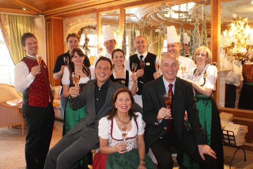Vorschau Bild von Familie Stock freut sich mit ihren Abteilungsleitern über die Auszeichnung vom Deutschen Wellness Verband.