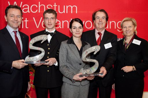 http://pressefotos.at/m.php?g=1&u=66&dir=201002&e=20100204_a&a=event
Hans Roth Saubermacher Umweltpreis. Die Preisträger stehen fest. Im Bild V.l.n.r.: BM DI Nikolaus Berlakovich (Bundesminister für Land- und Forstwirtschaft, Umwelt und Wasserwirtschaft), DI Andreas Schmid (Preisträger Montanuniversität Leoben), Mag. Nina Braschl (Preisträgerin Karl-Franzens Universität Graz), Hans Roth (CEO Saubermacher Dienstleistungs AG und Stifter des Preises), Präs. KR Brigitte Jank (Präsidentin der Wirtschaftskammer Wien)