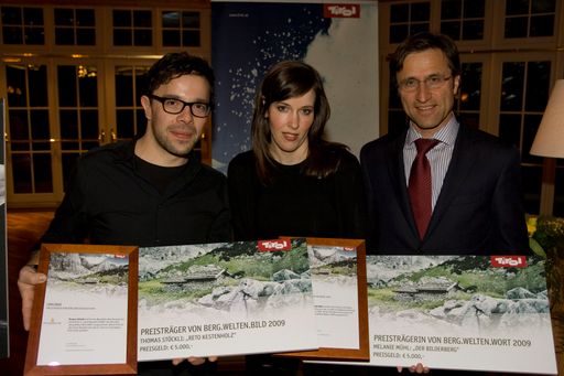 Vorschau Bild von Thomas Stöckli (Links) und Melanie Mühl (Mitte) durften sich über jeweils Euro 5.000.- für ihre ausgezeichneten Werke freuen. Josef Margreiter, Geschäftsführer der Tirol Werbung, übergab die Siegerschecks.