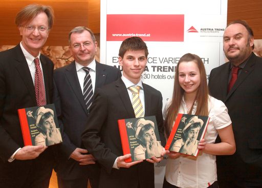 Vorschau Bild von v.l.n.r.: Helmut Kuchernig/Hotelmanagement HLTW13, Mauthe/Hoteldirektor Austria Trend Hotels, Stefan Thiemer/Junior Direktor HLTW 13, Stefanie Aumann/Hotelteam HLTW 13, Gerhard Messinger/Geschäftsführer der Verkehrsbüro Hotellerie GmbH(Austria Trend Hotels)