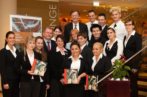 Vorschau Bild von Die Maturanten der HLTW13 und die Hotelleitung/Direktion vom Austria Trendhotel Savoyen laden zu zwei Veranstaltungen ein.