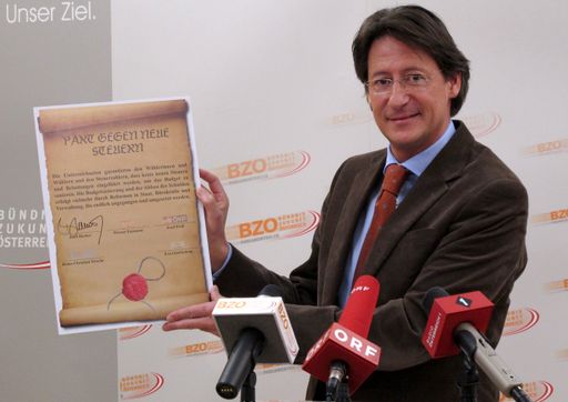 BZÖ-Bündnisobmann Josef Bucher hat seinen "Pakt gegen neue Steuern", bei einer Pressekonferenz in Wien präsentiert. Bucher, der als erster Parteichef diesen Pakt unterschrieben hat, fordert die Obleute aller anderen Parlamentsparteien auf, mit ihrer Unterschrift sich ebenfalls gegen neue Steuern auszusprechen und den Wählern ein Versprechen zu geben.